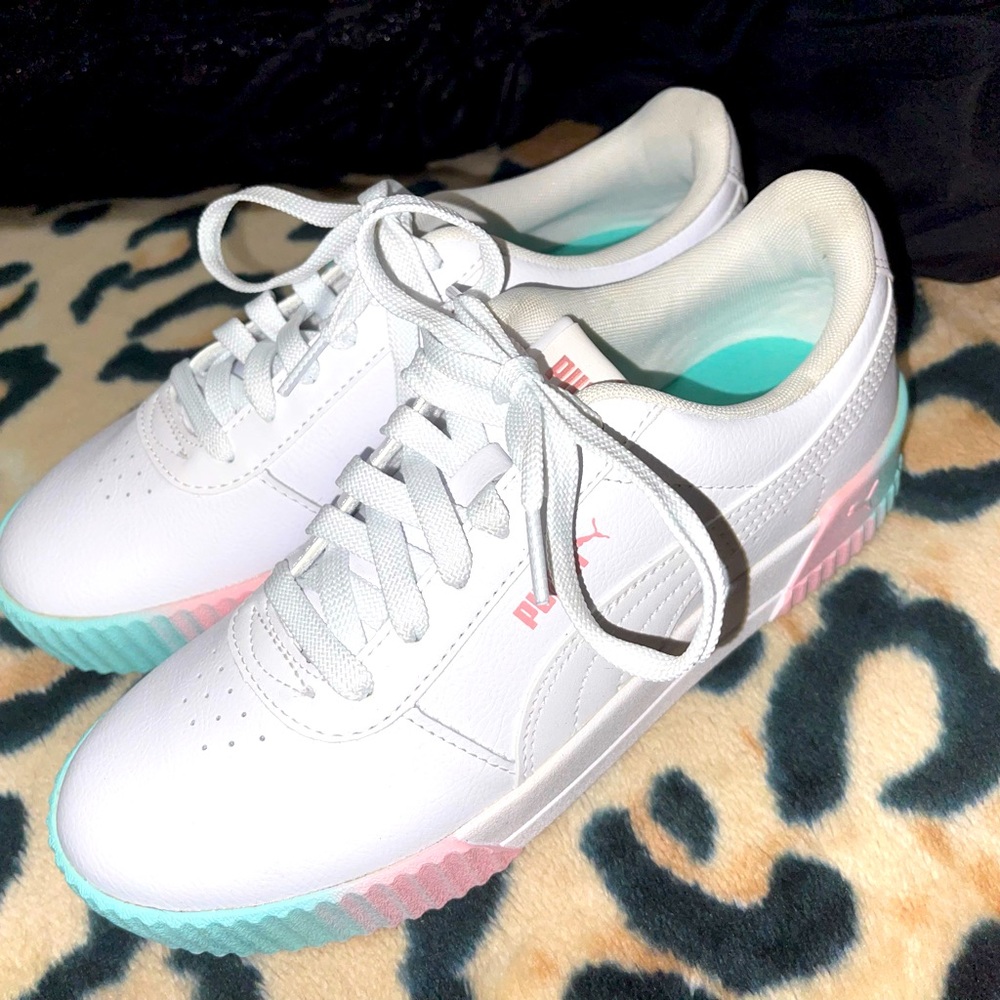 Women's Size 8.5 Puma Carina Soft Foam